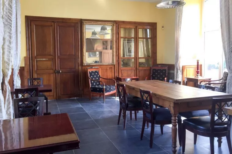 Réserver une chambre dans un château du 16ème siècle avec salle à manger, borne de recharge électrique et jardin au bord de l'eau, Cateau-Cambrésis, Château de Vendegies au Bois